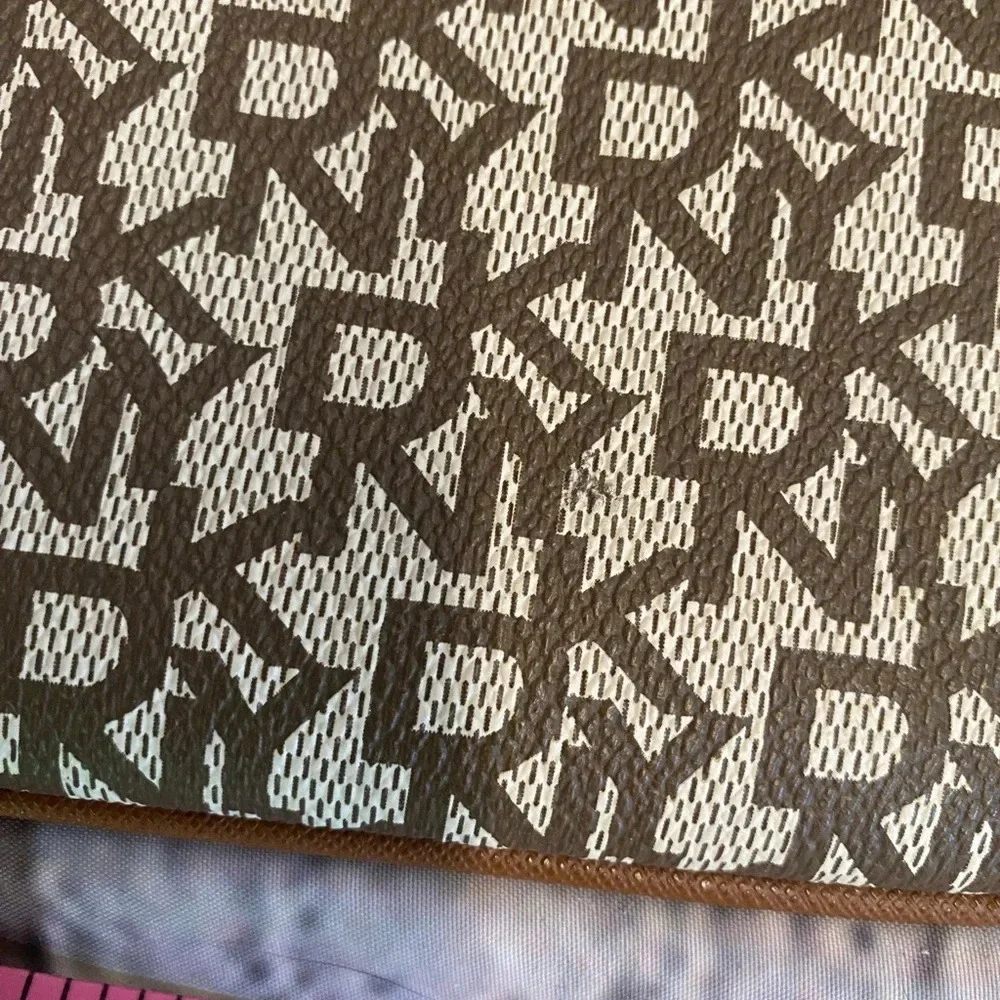 Women’s DKNY Logo Mini Slim Chain Handle Clutch Bag Purse‎ Tan Beige Brown